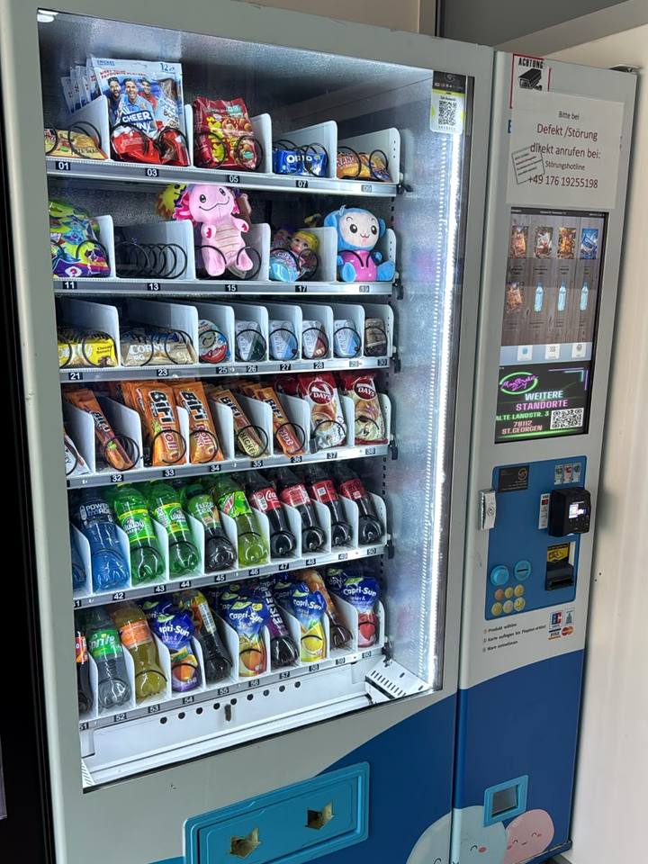 Snackautomat mit Chips, Riegeln, Kuscheltieren und Getränkeflaschen